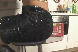 Egy fiatal nő vastag farkason ügyesen ugrik a hüvelyével. mature pornó filmek