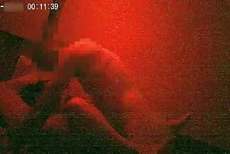 Egy vörös hajú milfek szopnak cipőben felnyergelt egy barátja péniszét a fenekével.