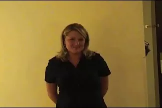 A milf leszbik hím szorgalmasan dugja a napozóágyon lebarnult barátnőjét.