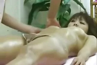 Egy milf sex filmek nagy seggű lány kedvéért szenvedélyesen dugja a perecet.