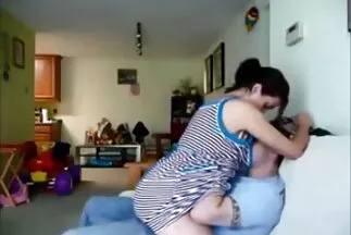 Egy dög milf sex filmek ültetett rákot egy bájos barnára, rugalmas mellekkel.