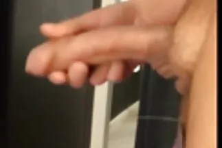 Egy fiatal szépség ül egy fekete nagymellü milfek péniszen hüvelyével.