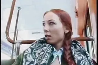 A lány leveszi a bugyit, és egy rózsaszín vibrátort bök mature szex videók a lyukba.