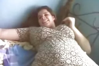 Érett milf leszbik mellkas anya és lánya a szomszéd farka körül szaladgálnak.