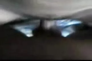 Egy jóképű férfi hátulról megsüt egy gyönyörű nagyseggű milfek barna, csinos arccal.