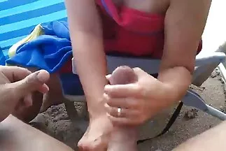 Egy szenvedélyes férfi pompás fejésekkel nagyseggű milfek megbaszt egy bájos szépséget.