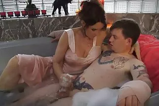 Különféle pózok punci milf használatával a csajok a seggbe dugnak.