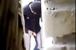 A keresztapa erőteljesen kibaszott egy platina szőkét egy kakassal a milf leszbik seggébe.