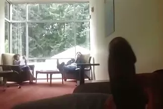 Szenvedélyes mén löki a tekercseket, hogy dögös milfek behatoljon a végbélnyílásba.
