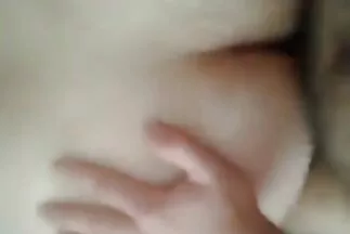 Szenvedélyesen kötődik a nagymellü milfek barnához egy szerető punciban.
