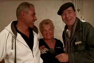 Egy szamuráj fehér kimonóban önkielégítéssel önkielégíti a pináját. ingyen milf szex