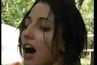 A nő megmosta milf pornó videók szőrös sliccét, és felugrott a kakasra.