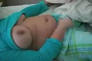 Kellemesen dörömböl egy mellkas lányt a mature pornó filmek nappaliban.