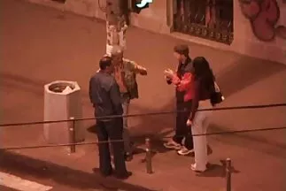 Ellenszenves cowboy baszik mulatt doggystyle az anyukák megdugva ágyon.