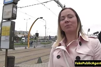 A jól hangolt lány közeli szopást adott. nagymellu milfek