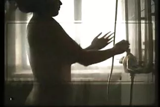 Szőke nagymellű milfek baszik egy autószerelővel a garázsban.