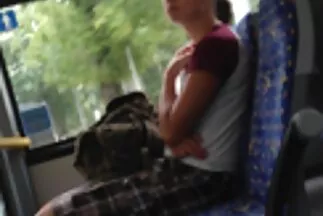Óvatosan maszturbált barna ingyen mature szex erős férfi fallosz.