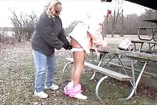 Luxus nő piros ruhában megadta fekete hajú milf magát az autóban.