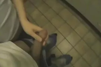 A szilikon barna mature pornó filmek a mellei közé szorította a hímtagot.