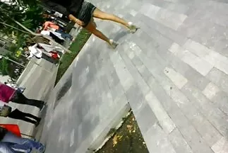 Aktívan üszőjük van a bögyös milfek tükör előtt és egy fehér kanapén.