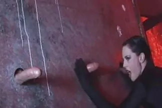 A film milf pornó videók forgatásán egy nőt tép a tapasztalt színészek tömege.