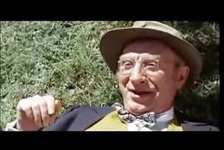 A kanos perec mélyen a nagymellű milfek seggbe helyezi a kakast