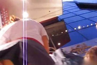 Egy meztelen szépség borostás szeméremcsonttal ül a péniszen. milfszexfilmek