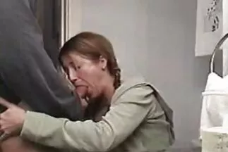 Titkár cicikkel nagymellű milfek szórakozik a farkukkal az irodában.
