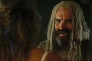 Egy előkelő nőcsábász megbasz sexehes anyukak egy mellkas csajt.