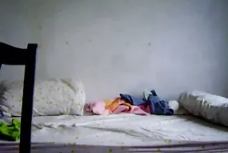 A kártyákon való jóslás után a típus vetkőzés nélkül megbasztja a nagymellű milfek nőt.