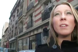 A fiatal szemtelen a férfi fenekébe tette anyuci megdugva a kezét.