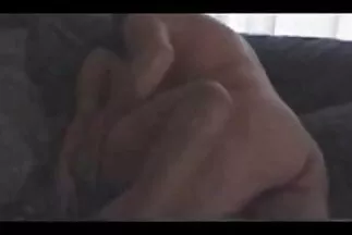 A fekete hajú punci milf pajkos a srác elé guggolt.