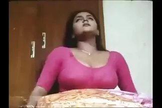 Egy nő megmasszírozza a sexehes anyukak férfi fenekét, és vibrátort helyez bele.
