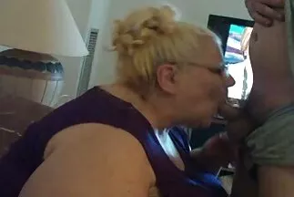 Ázsiai legjobb milf szex kurva baszik két srác a padlón.