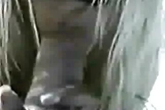 A nagy medencénél egy tagot illesztett csöcsös milfek egy fiatal lányba.