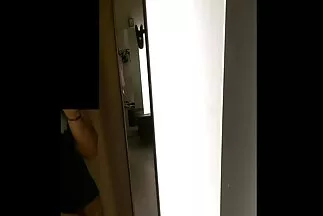 Megszúrt egy szőrös japán milf mostoha lányt egy csábító punciban.