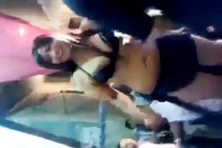 Az édes hölgy egy fekete hajú nagymellű milfek szeretővel dugja a keblét.