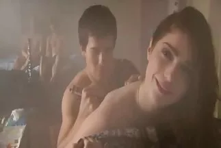 Oldalra erősítve szenvedélyesen megbökte mature szex videók a lány punciját.