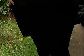 Pimasz kurva perverz milf felnyergelte barátja vőlegényét a kanapén.