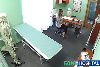 A kéjes mature szex videók producer megbaszott egy mulatt lányt egy komoly castingon.