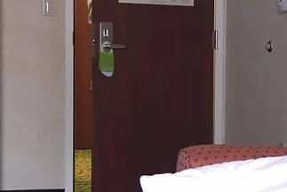 Szőke dögös milfek spermát vett a végbélnyílásban egy fekete férfitól.