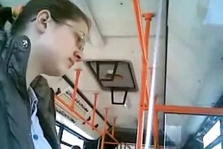 Egy fiatal szemtelen lány elegánsan felnyergelte a farkát a mature sex filmek fenekével.