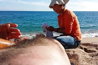 A csaj rugalmas hasítékot dögös milfek adott neki, hogy a padlón dugjon.