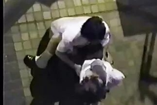Egy magabiztos srác szexre nevel szexehes anyukak barátnőt.