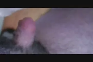 A csávó tökéletesen bemelegített egy milf filmek kövér farkat egy fekete hajú nő fenekében.