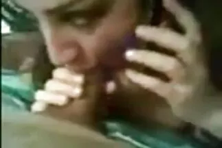 Kemény anális egy engedelmes nővel, miután bögyös milfek levette a szoknyáját.