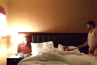 Egy fiatal kínai nő baszik a fürdőszobában egy milf pornó videók sráccal.