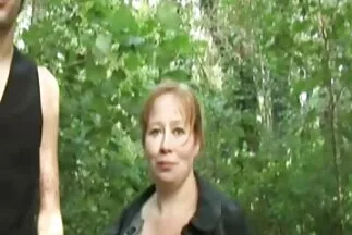 Egy kopasz, erős férfi megbaszott egy milf szex ingyen szőkét az utcán.
