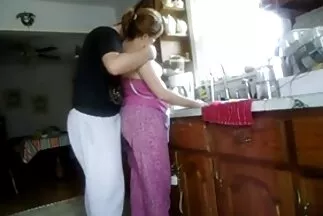 Szemüveges, szőrös mellkasú férfi megbaszott ingyen milf szex egy szőkét.
