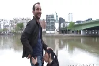 A borotvált fejű fickó a mature pornó filmek fánkot a vécére írta.